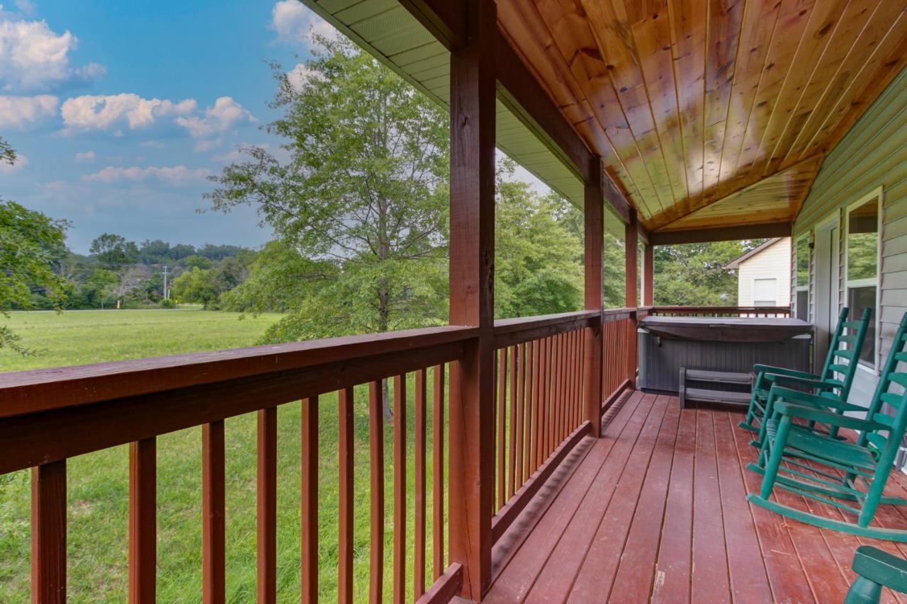 3 Master Bedrooms - Sleeps 10 - Location - Game Room - Hot Tub Pigeon Forge Exterior photo