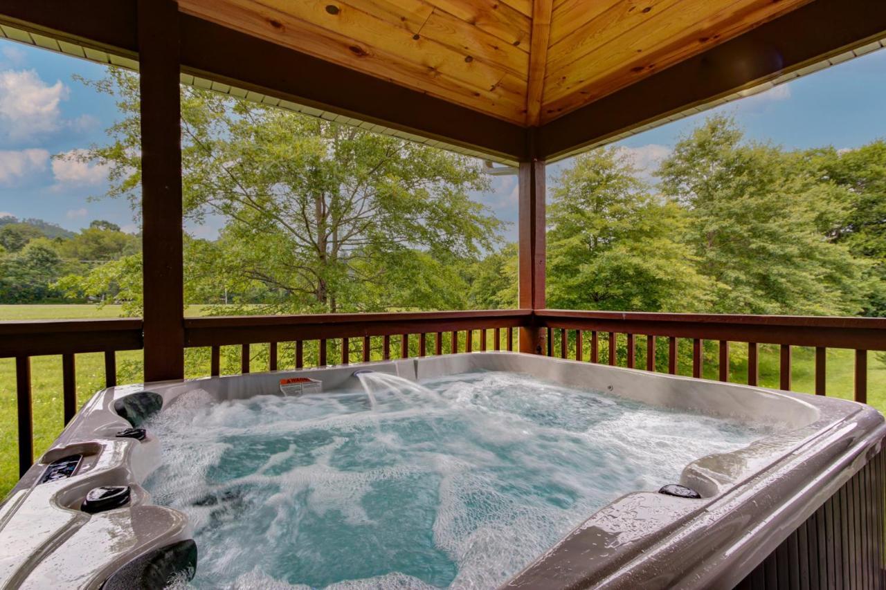 3 Master Bedrooms - Sleeps 10 - Location - Game Room - Hot Tub Pigeon Forge Exterior photo
