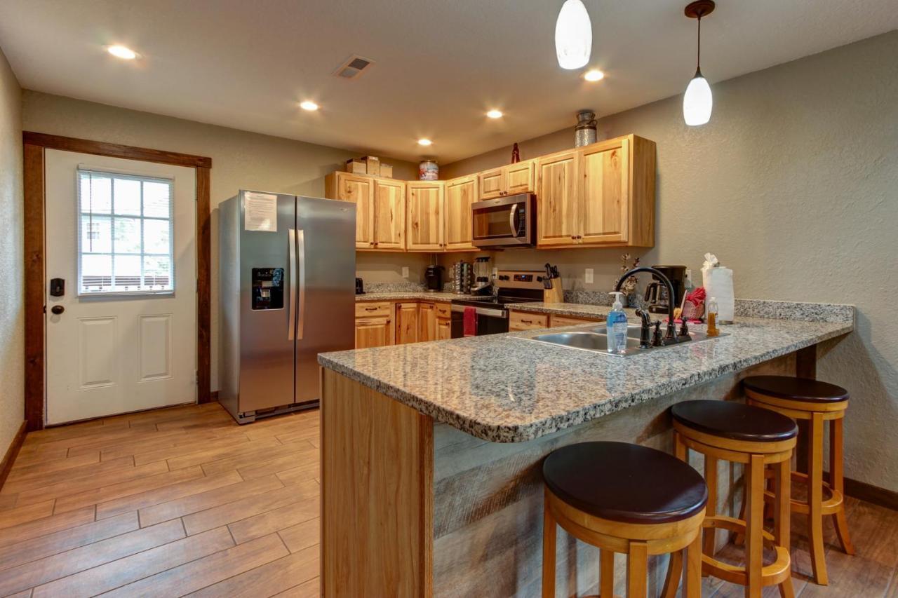 3 Master Bedrooms - Sleeps 10 - Location - Game Room - Hot Tub Pigeon Forge Exterior photo